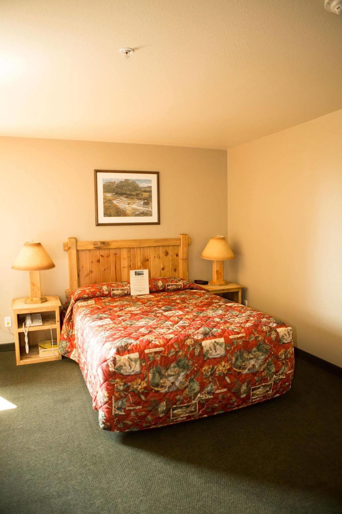Boulder Creek Inn Donnelly Exterior photo